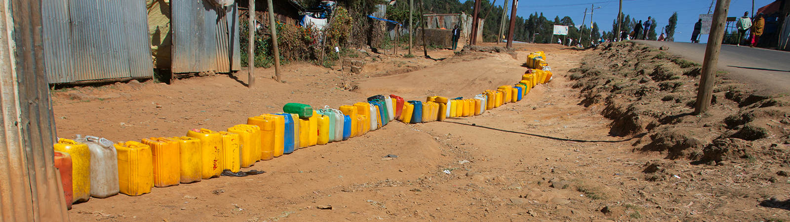 Waiting for water in Ethiopia © Aleksandr Hunta / Shutterstock