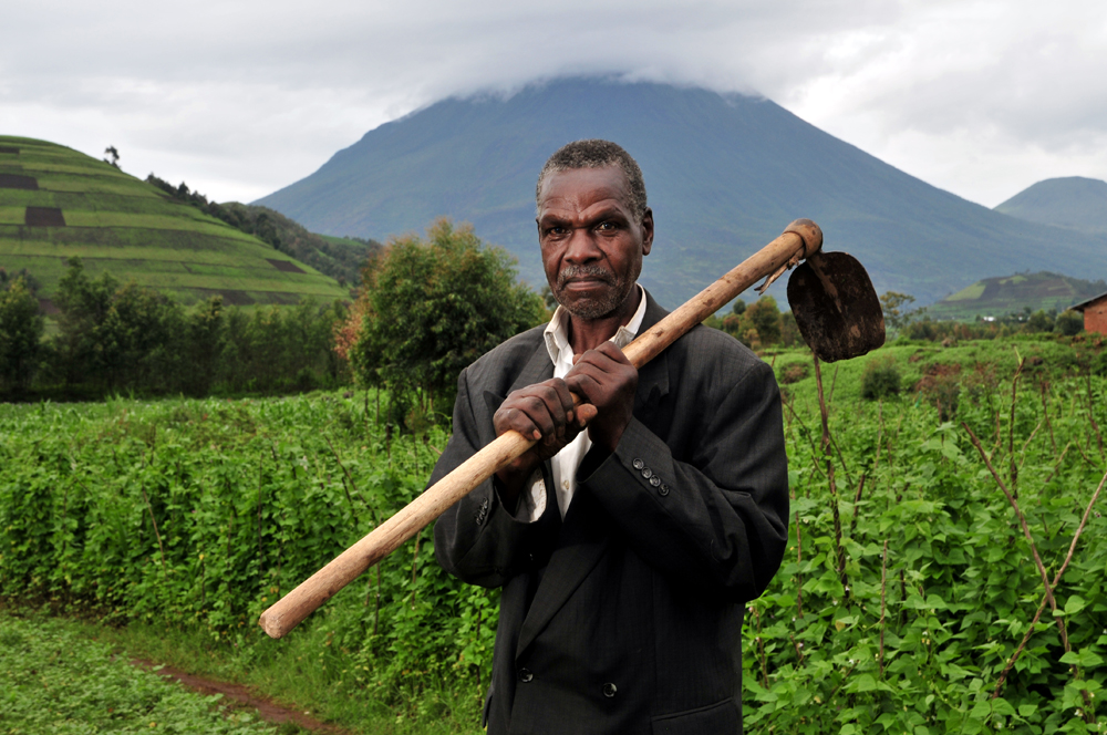 A bean farmer in Kisolo, Uganda © Neil Palmer/CIAT