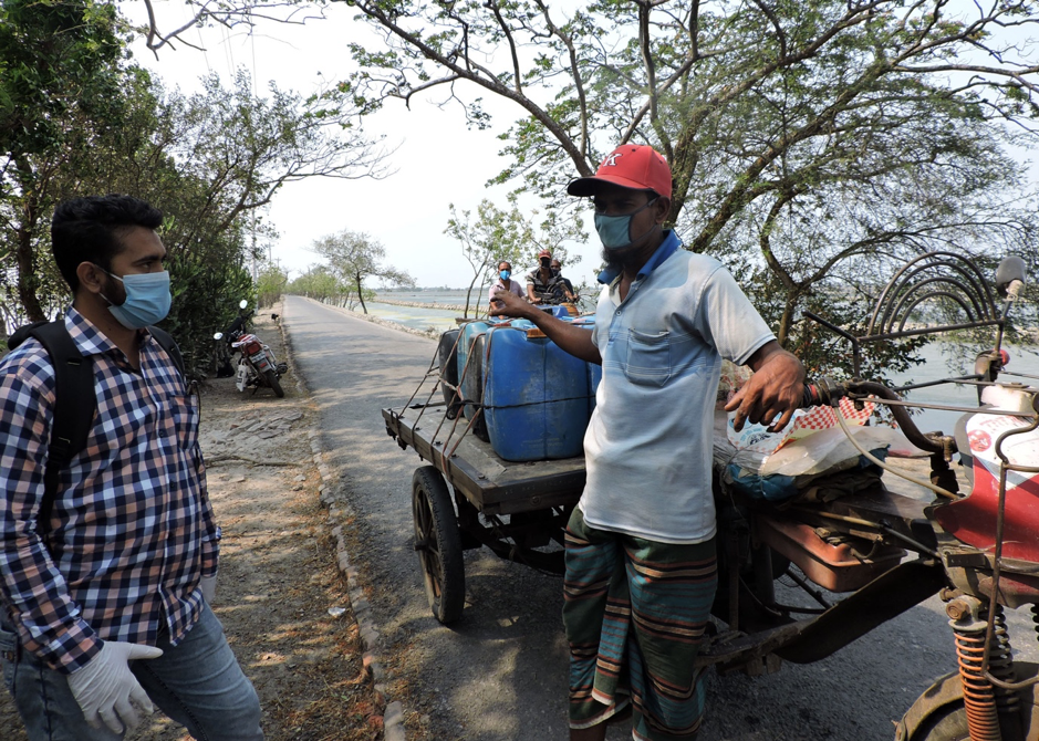 Interviews with a water vendor during the COVID19 pandemic in Polder 29, Khulna, Coastal Bangladesh. Credit: REACH Field Officer
