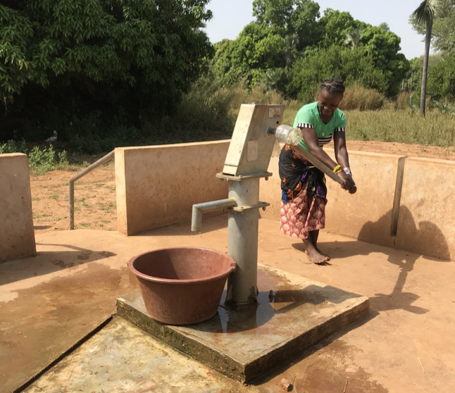 A woman collects water at a borehole in Banfora, Burkina Faso (Maria Reyes, IRC)
