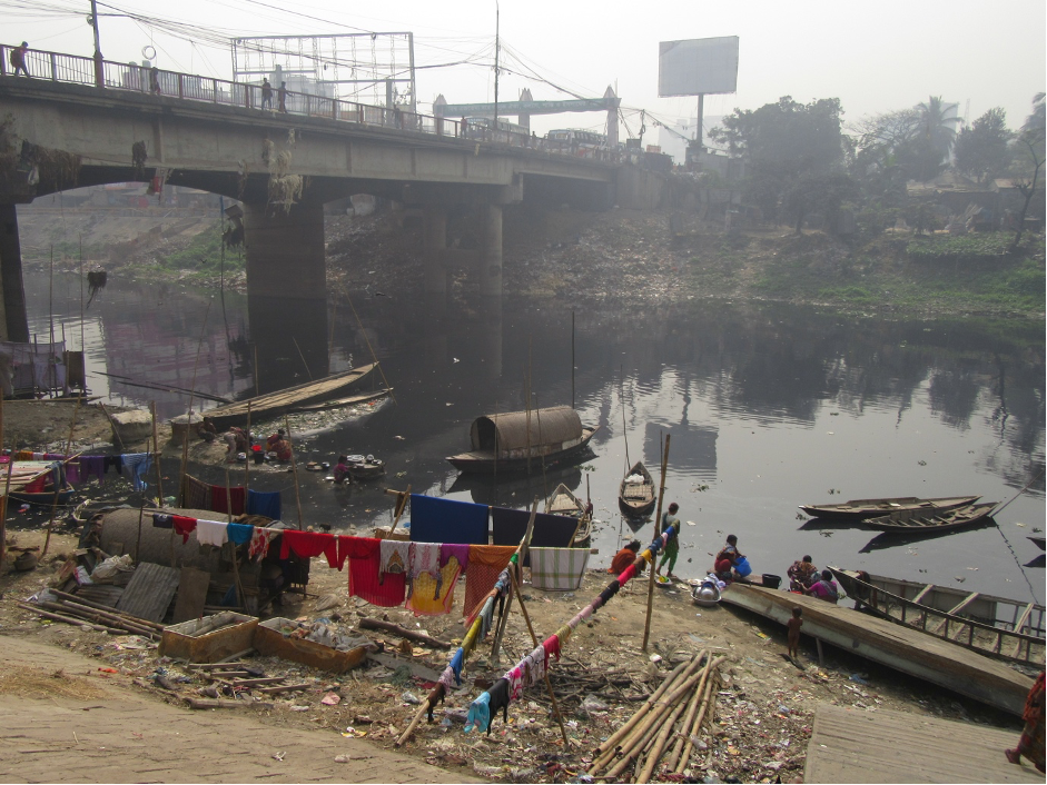 Women using river water for washing in Dhaka, Bangladesh. Credit: Sonia Hoque